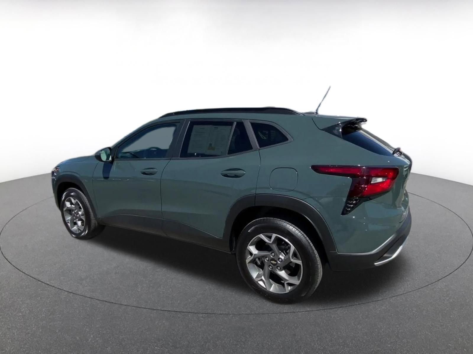 Used 2025 Chevrolet Trax LT FWD image 10