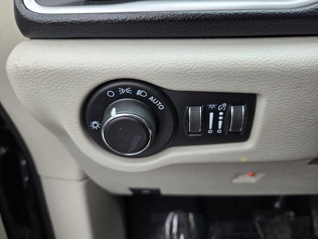 Used 2021 Chrysler Voyager Lxi FWD image 29