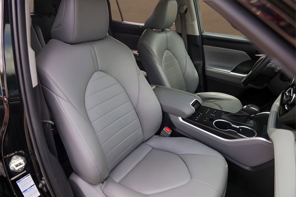 Used 2020 Toyota Highlander XLE AWD/4WD image 30