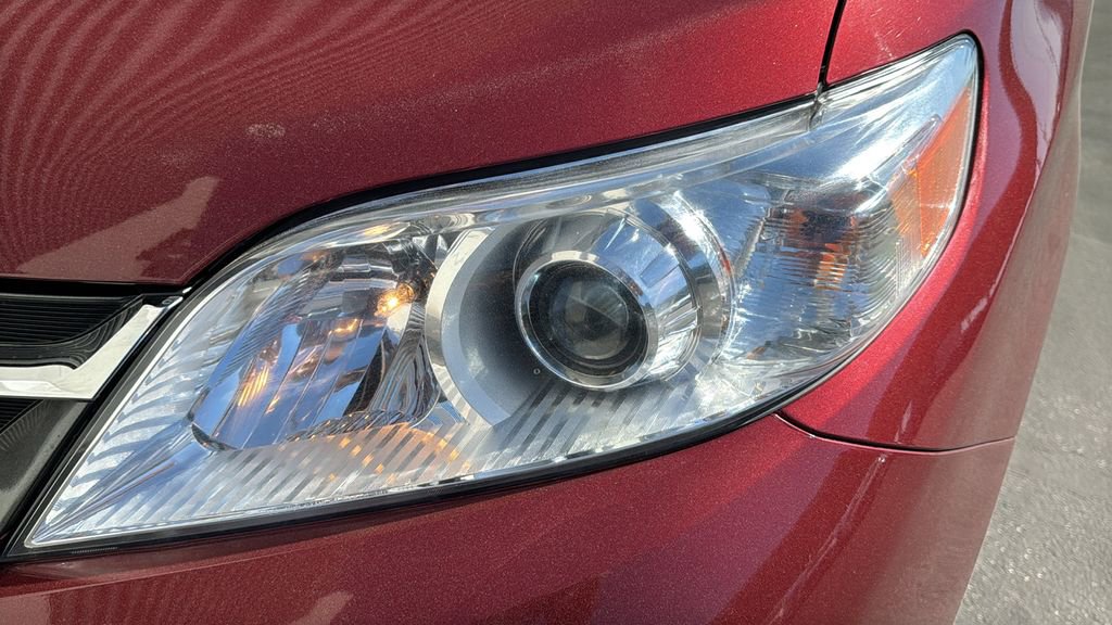 Used 2020 Toyota Sienna XLE w/ XLE Navigation Package FWD image 6