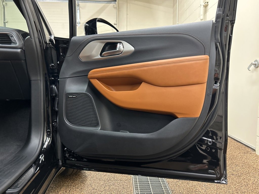 New 2026 Chrysler Pacifica Pinnacle image 14