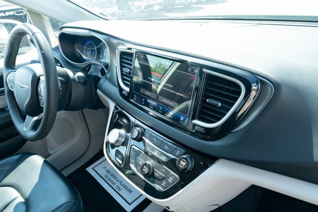 Used 2023 Chrysler Pacifica Touring-L FWD image 38