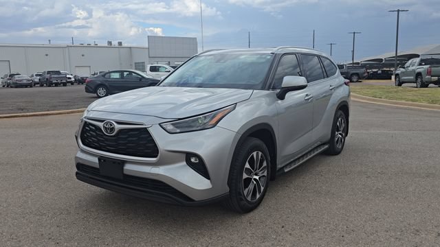 Used 2022 Toyota Highlander XLE FWD image 2
