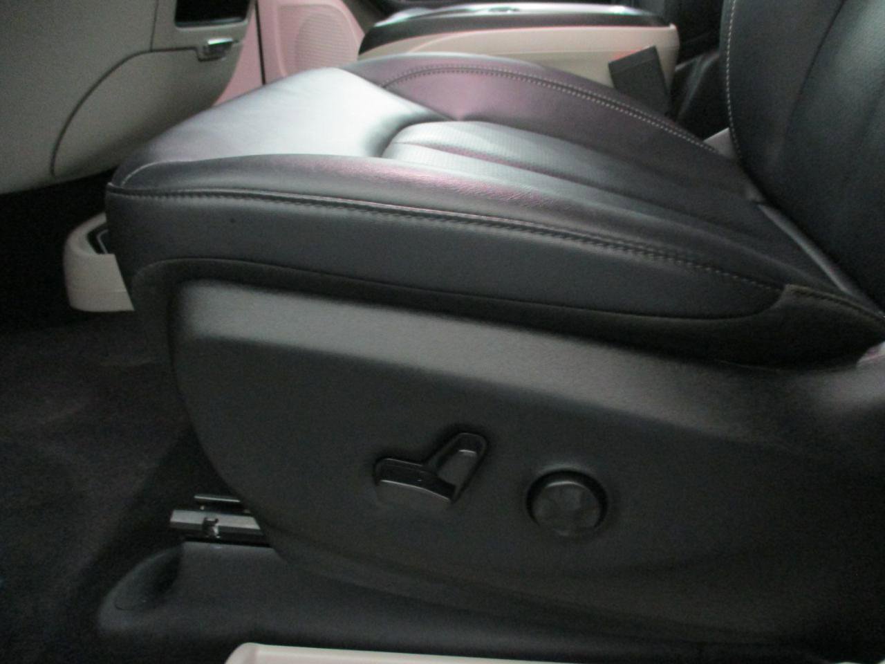 Used 2024 Chrysler Pacifica Touring-L image 19