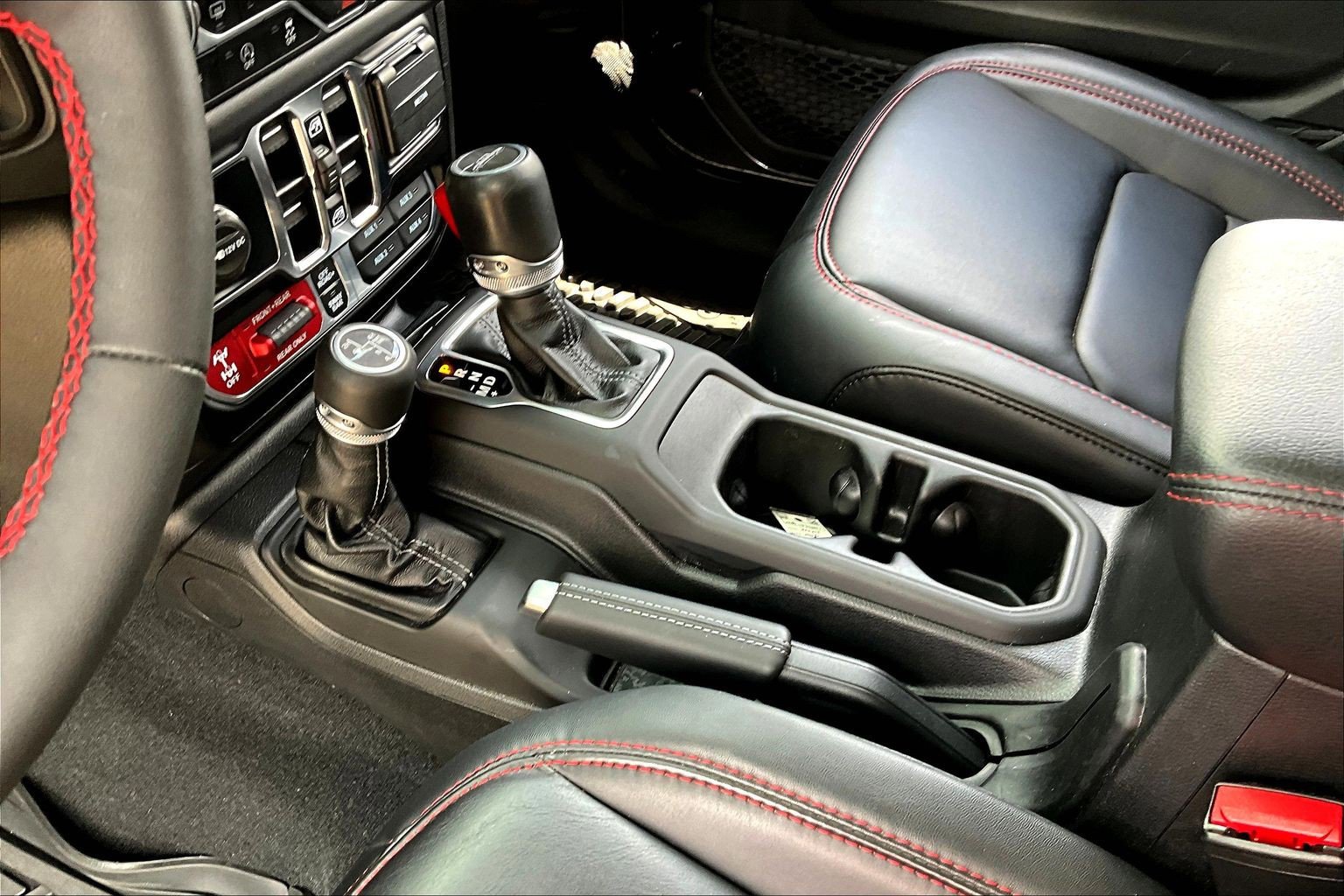 Used 2024 Jeep Gladiator Rubicon AWD/4WD image 17