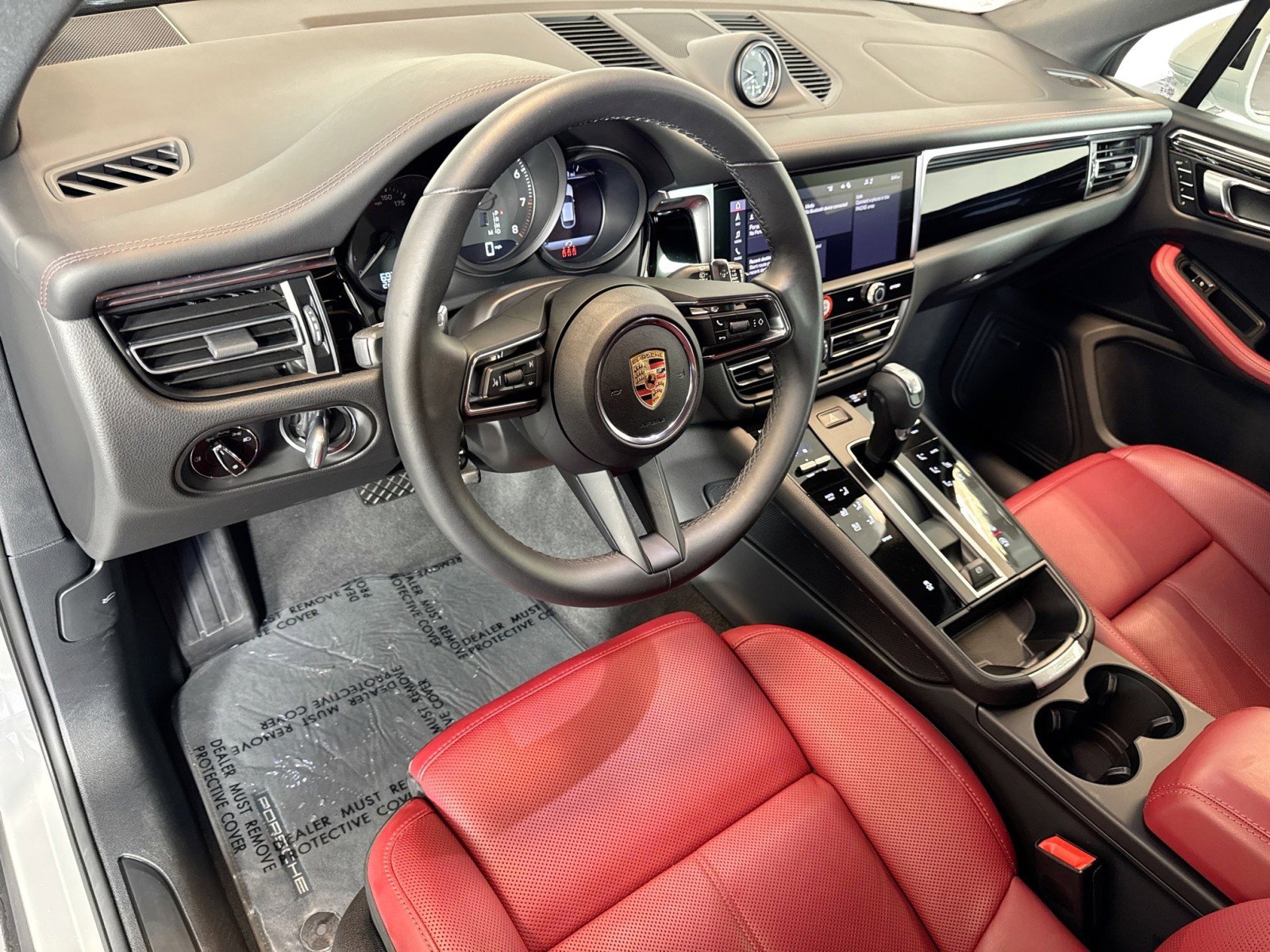 Certified 2025 Porsche Macan AWD/4WD image 4