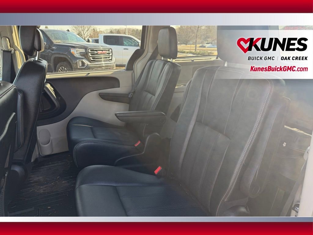 Used 2016 Chrysler Town & Country Touring-L image 5