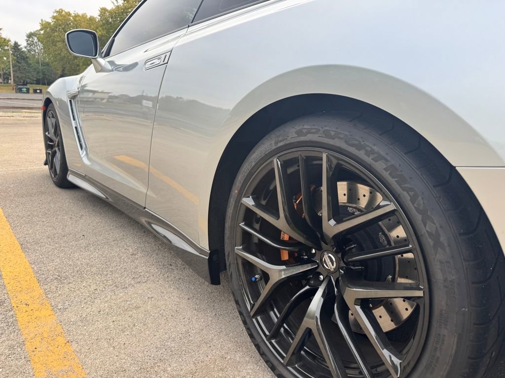 Used 2017 Nissan GT-R Premium w/ Premium Interior Package image 19