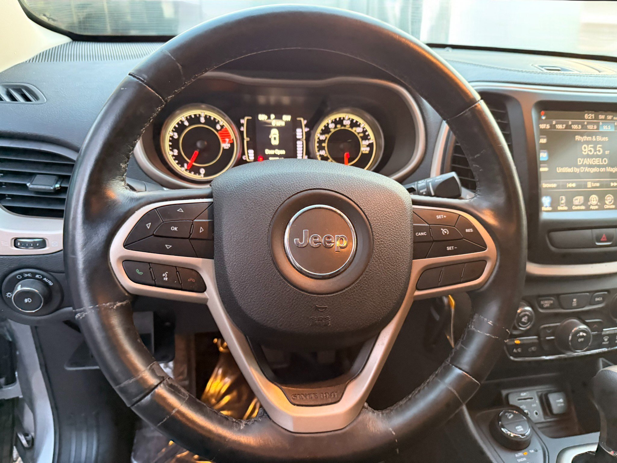 Used 2017 Jeep Cherokee Latitude w/ Cold Weather Group image 11