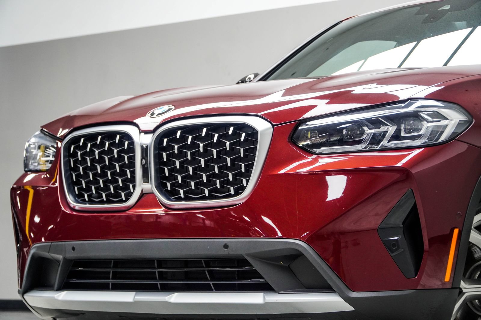 Used 2024 BMW X4 xDrive30i w/ Parking Assistance Package AWD/4WD image 2
