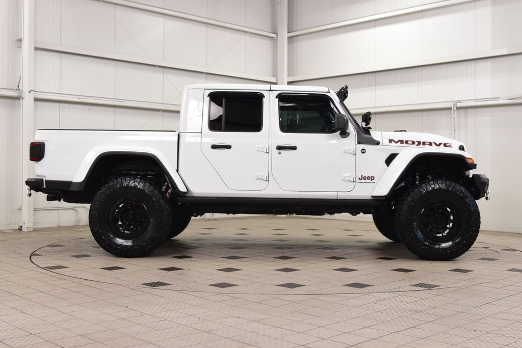 Used 2025 Jeep Gladiator Mojave AWD/4WD image 9