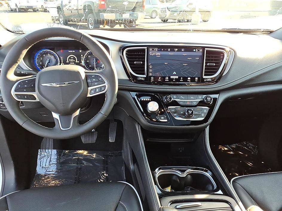 Used 2026 Chrysler Pacifica Limited FWD image 23