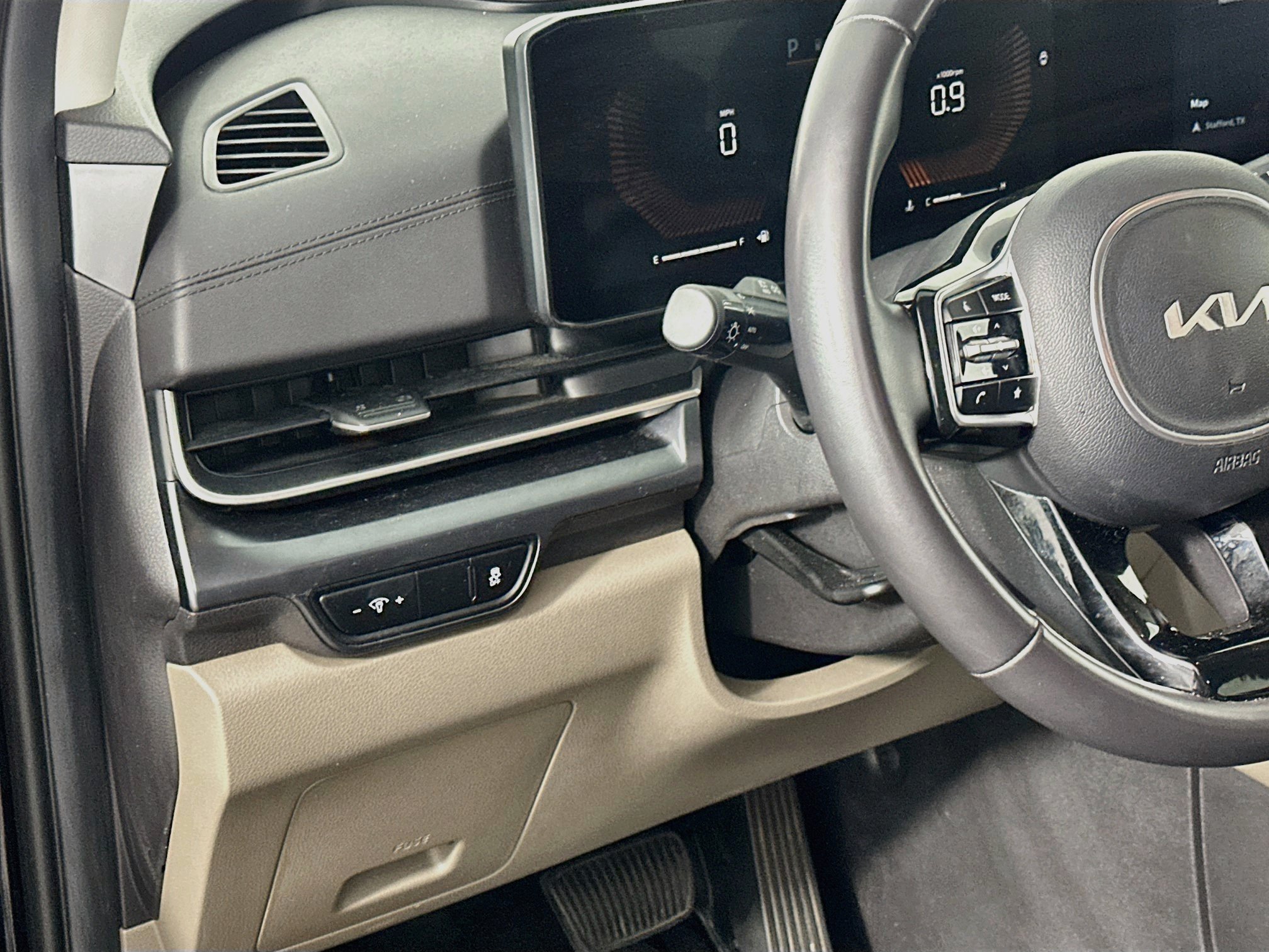 Used 2025 Kia Carnival FWD image 17