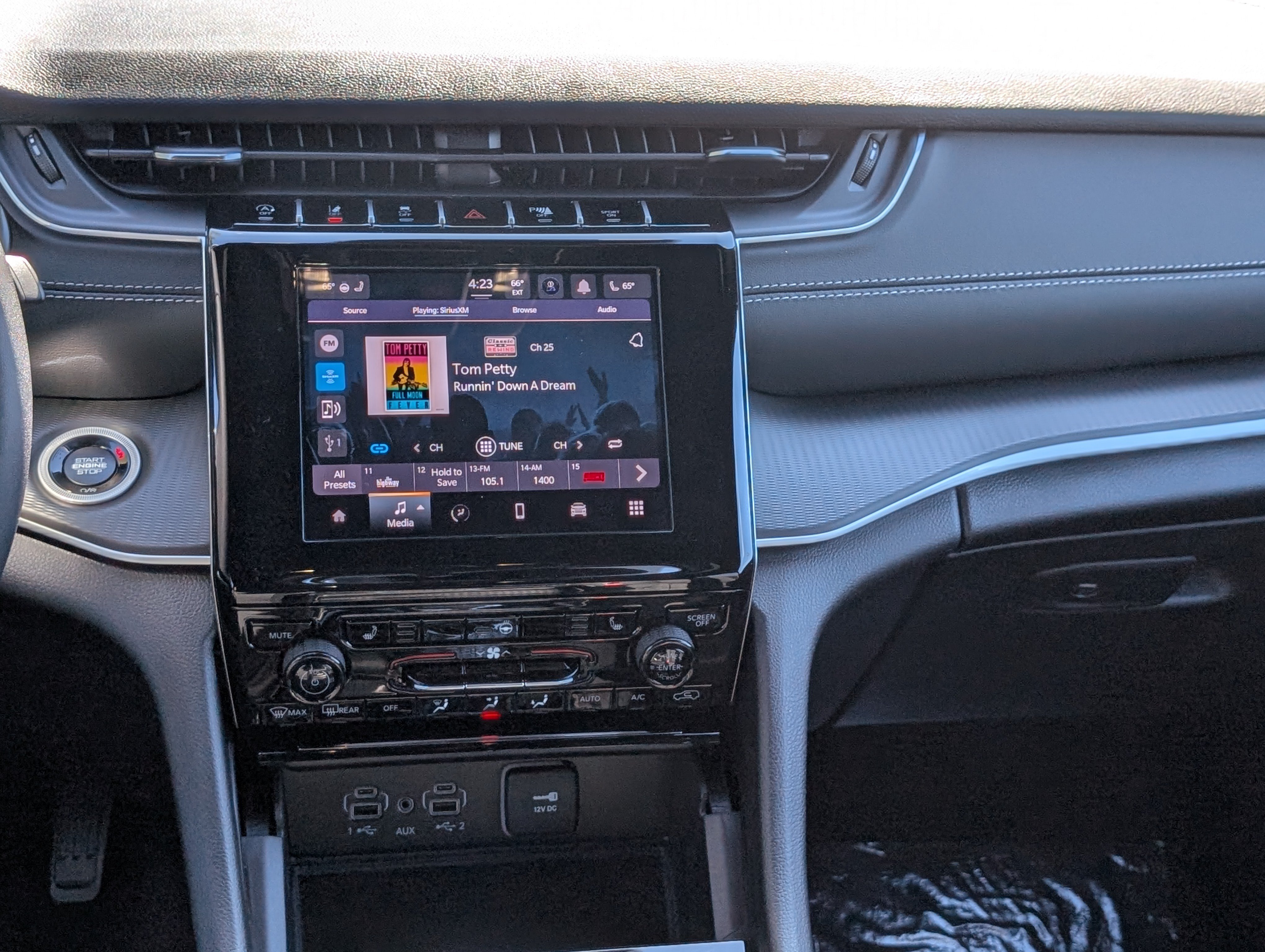 New 2025 Jeep Grand Cherokee Laredo X w/ Luxury Tech Group I AWD/4WD image 17