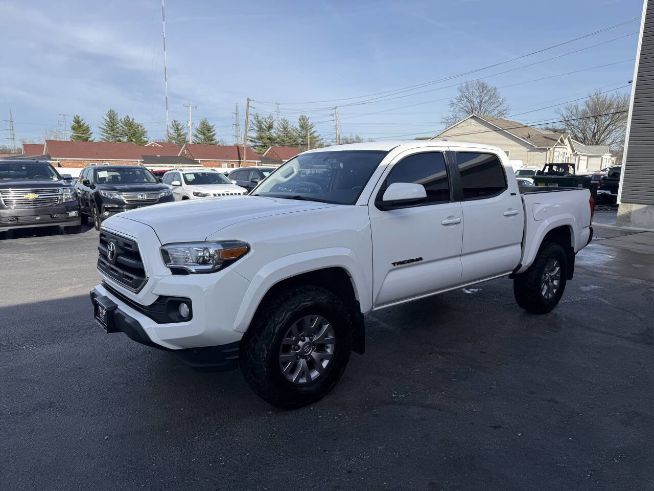 Used 2017 Toyota Tacoma SR5 w/ Exterior Package image 3