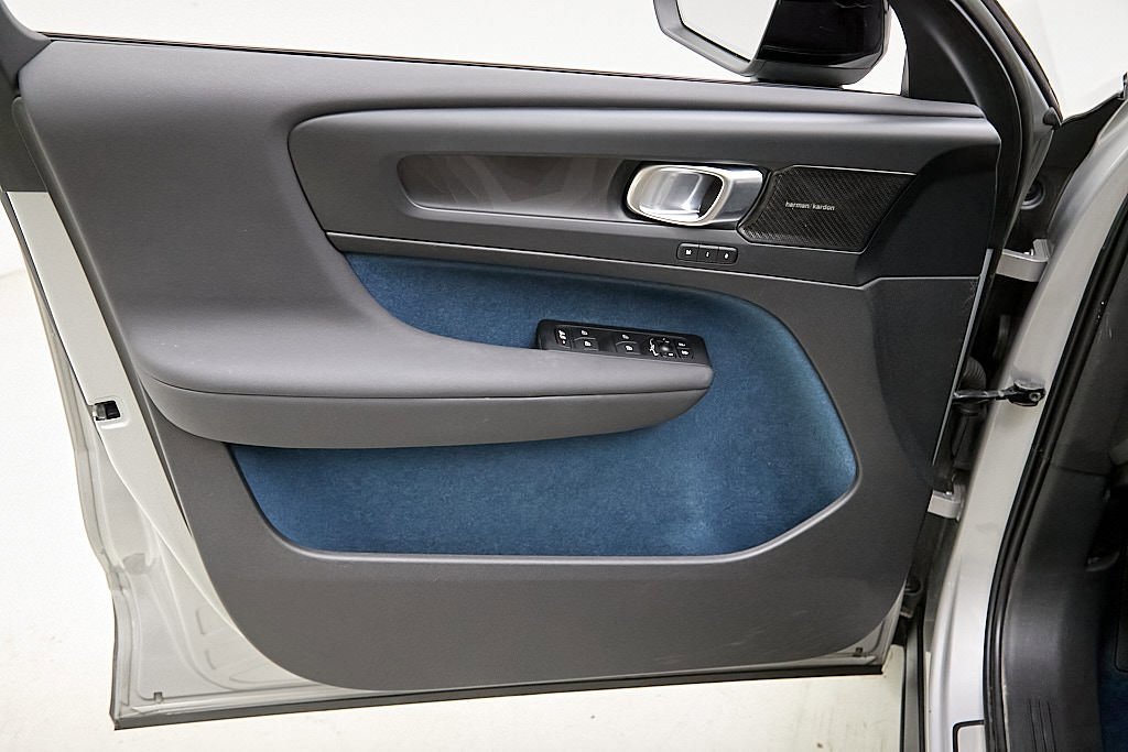Certified 2023 Volvo XC40 Recharge Ultimate image 11