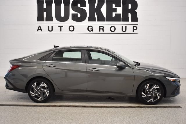Used 2025 Hyundai Elantra SEL FWD image 2