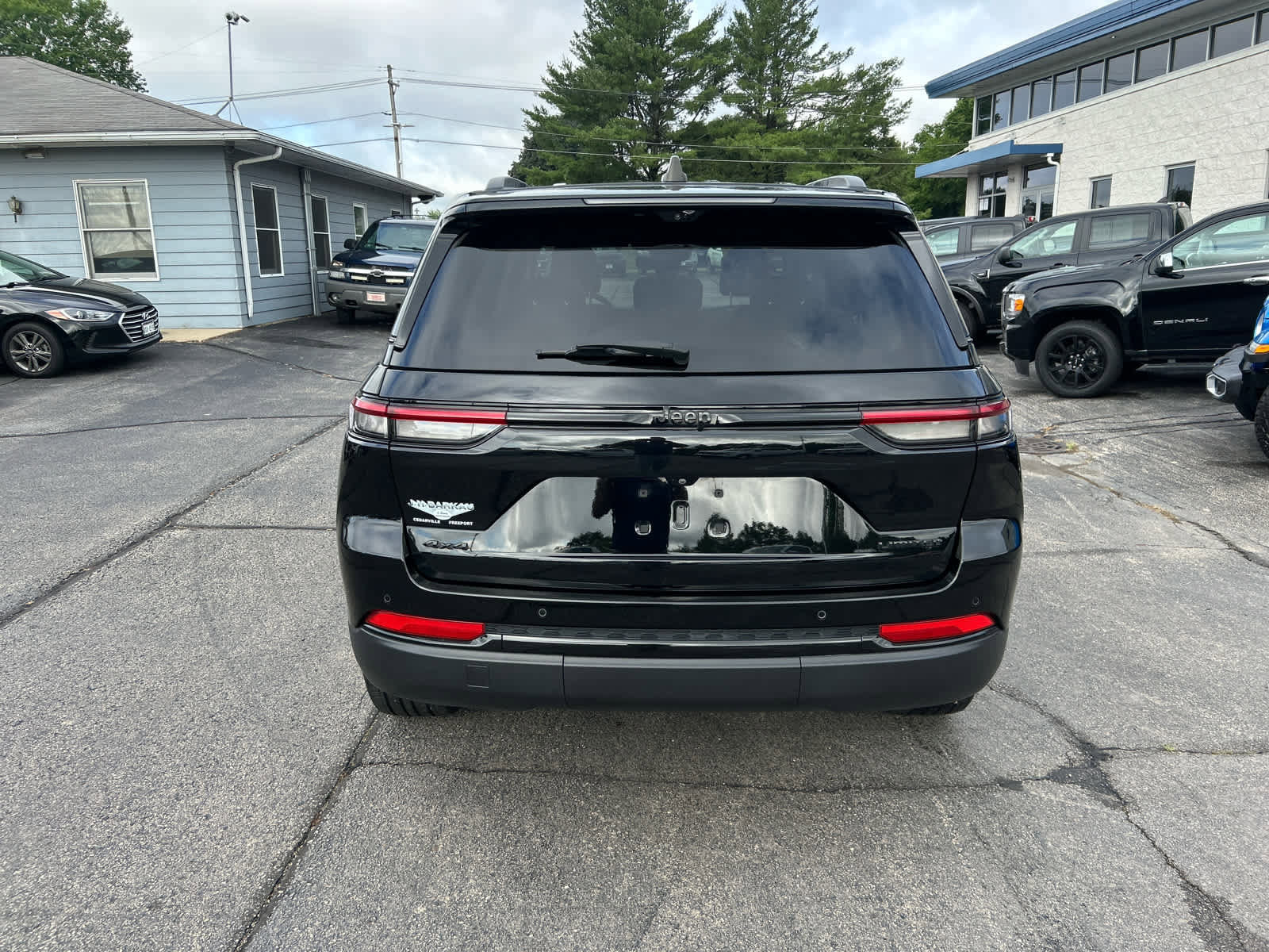 Used 2023 Jeep Grand Cherokee Limited w/ Luxury Tech Group II image 4