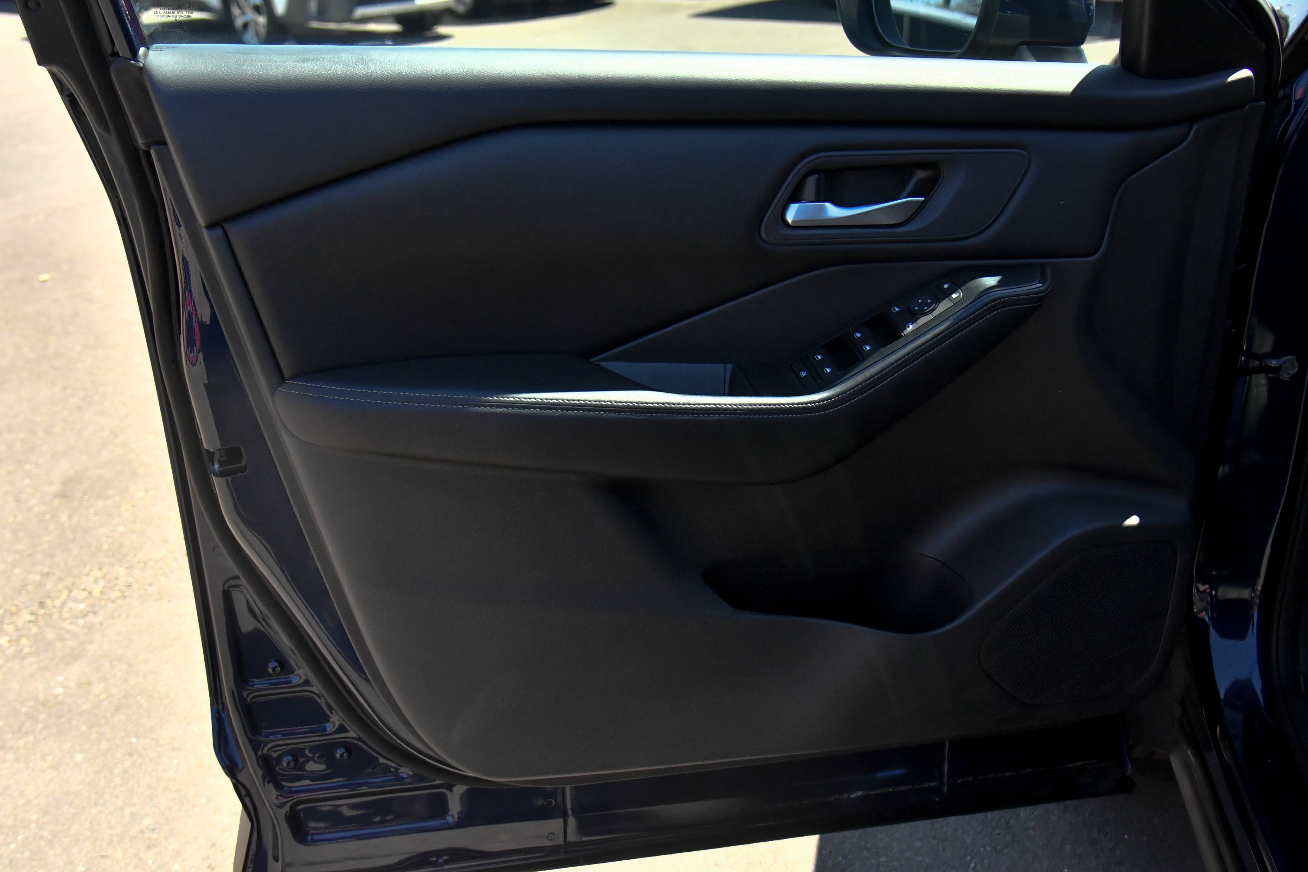 Used 2025 Nissan Rogue SV FWD image 13