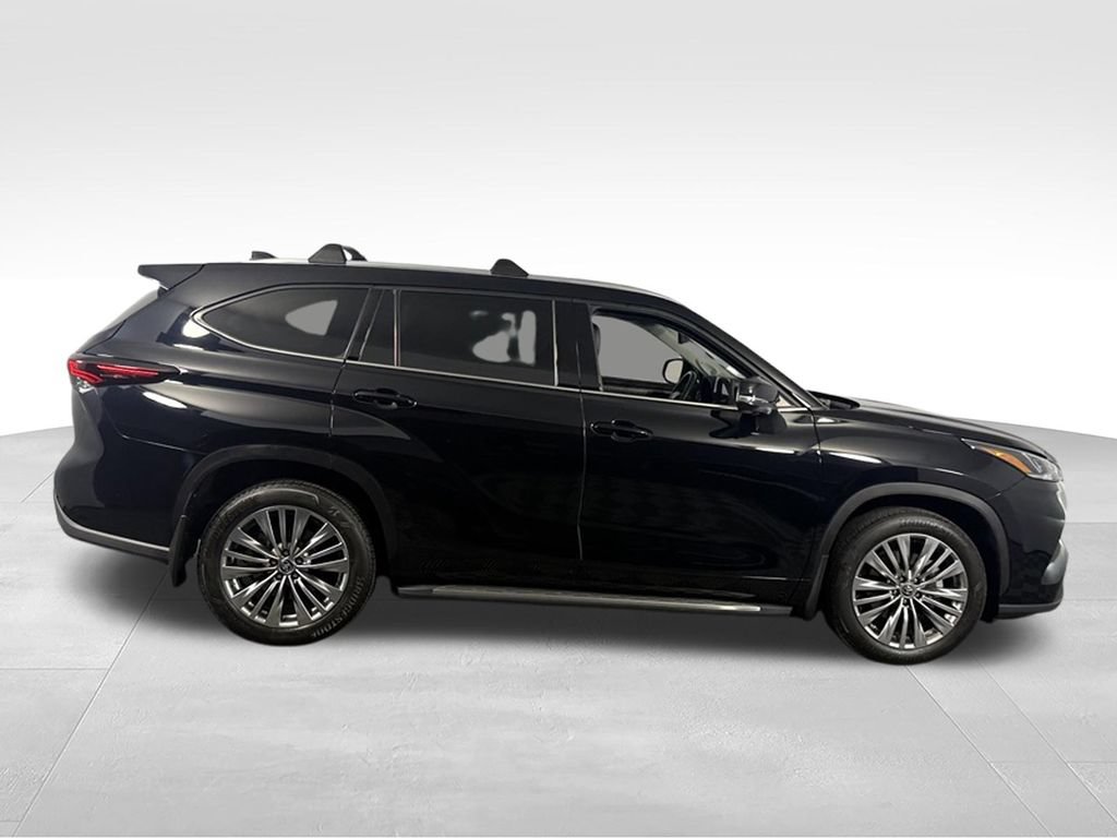 Used 2024 Toyota Highlander Platinum FWD image 3