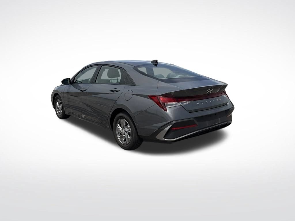 Used 2025 Hyundai Elantra SE FWD image 3