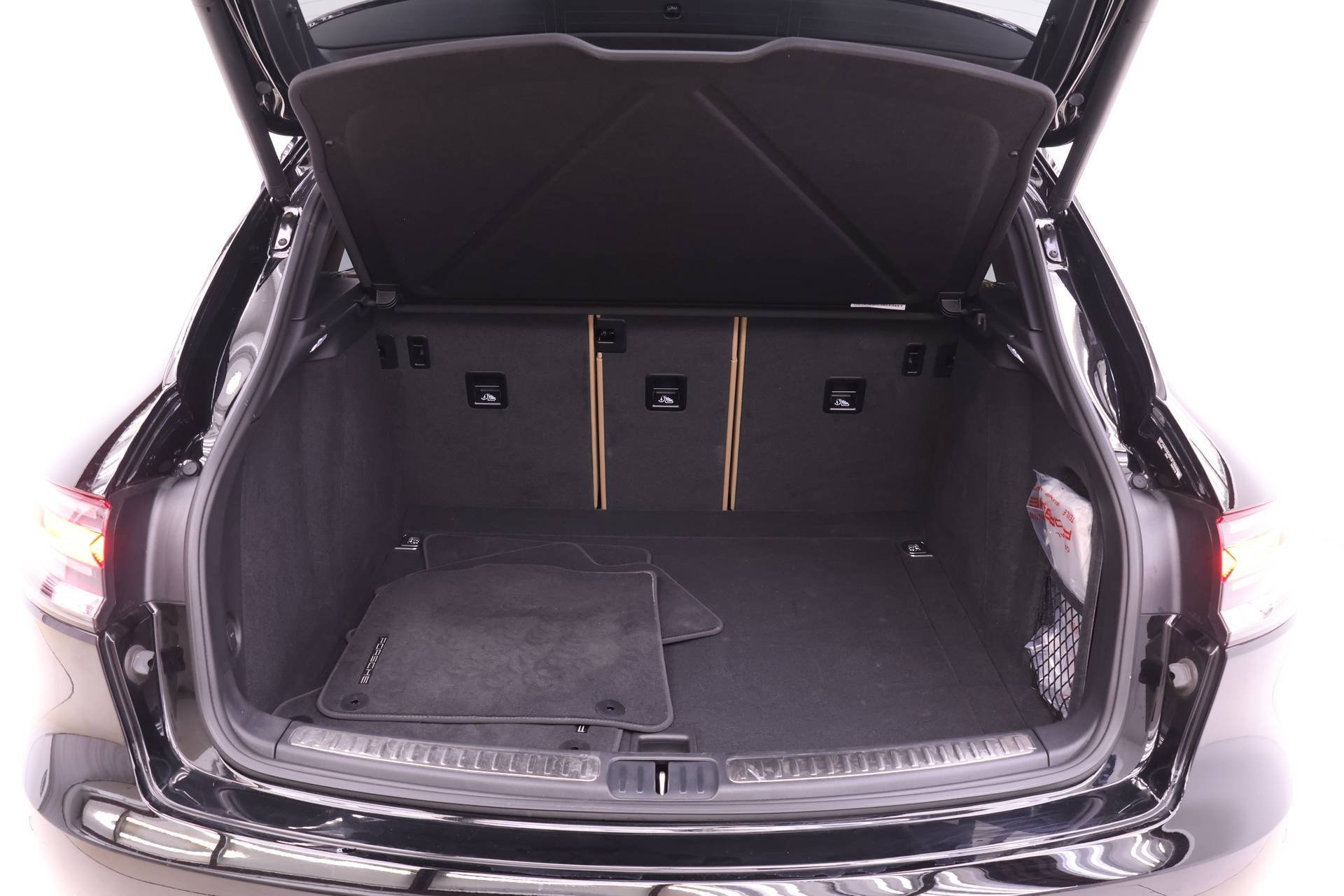 Used 2025 Porsche Macan image 24