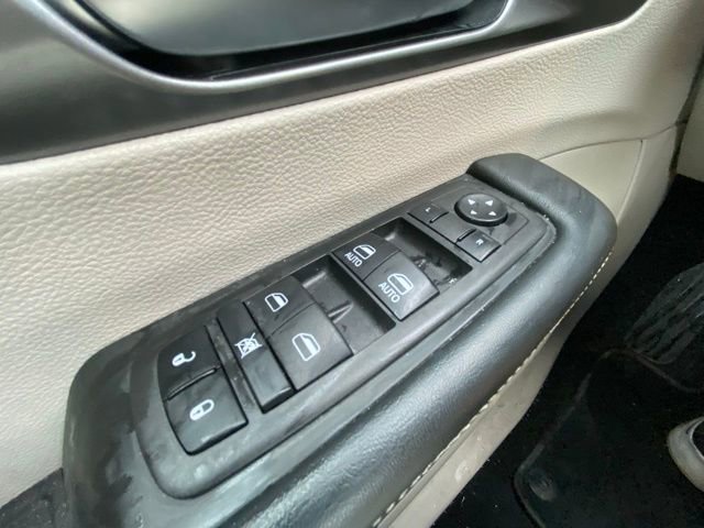 Used 2023 Chrysler Pacifica Touring-L image 18