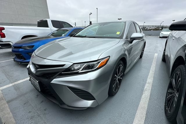 Used 2020 Toyota Camry SE w/ Convenience Package FWD image 1