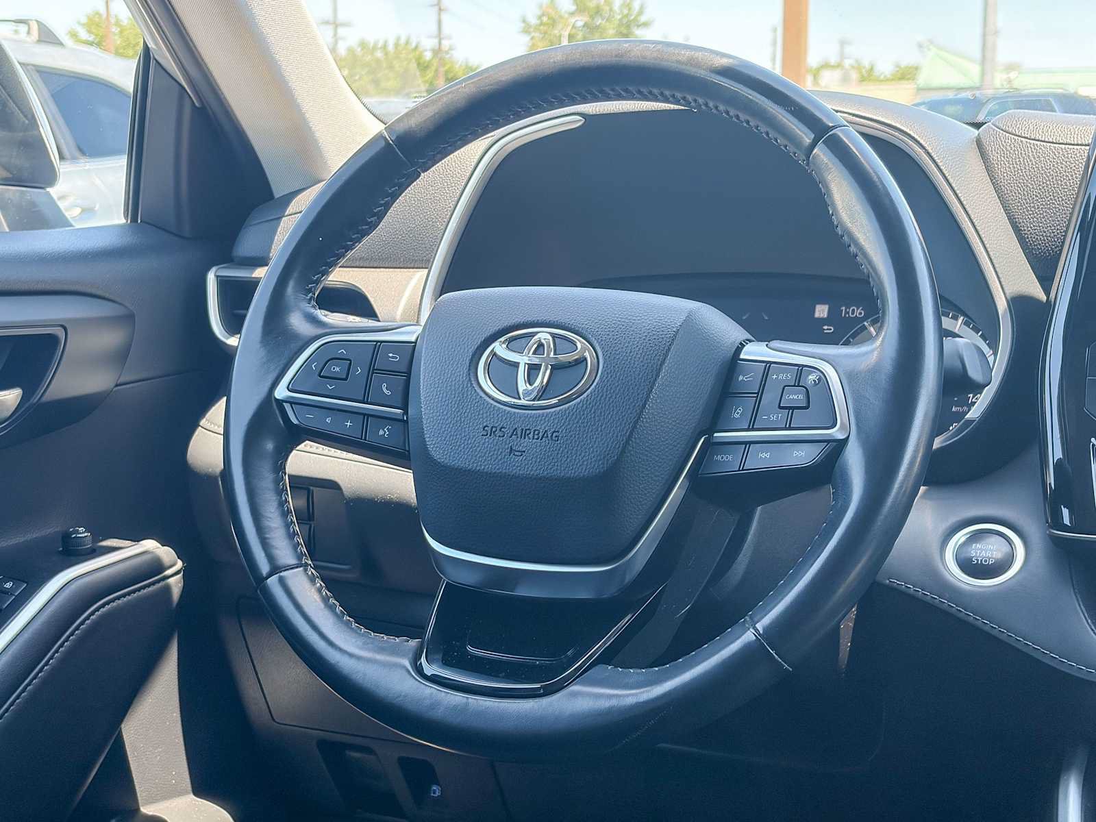 Used 2021 Toyota Highlander XLE AWD/4WD image 14