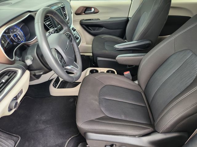 Used 2023 Chrysler Voyager LX FWD image 9