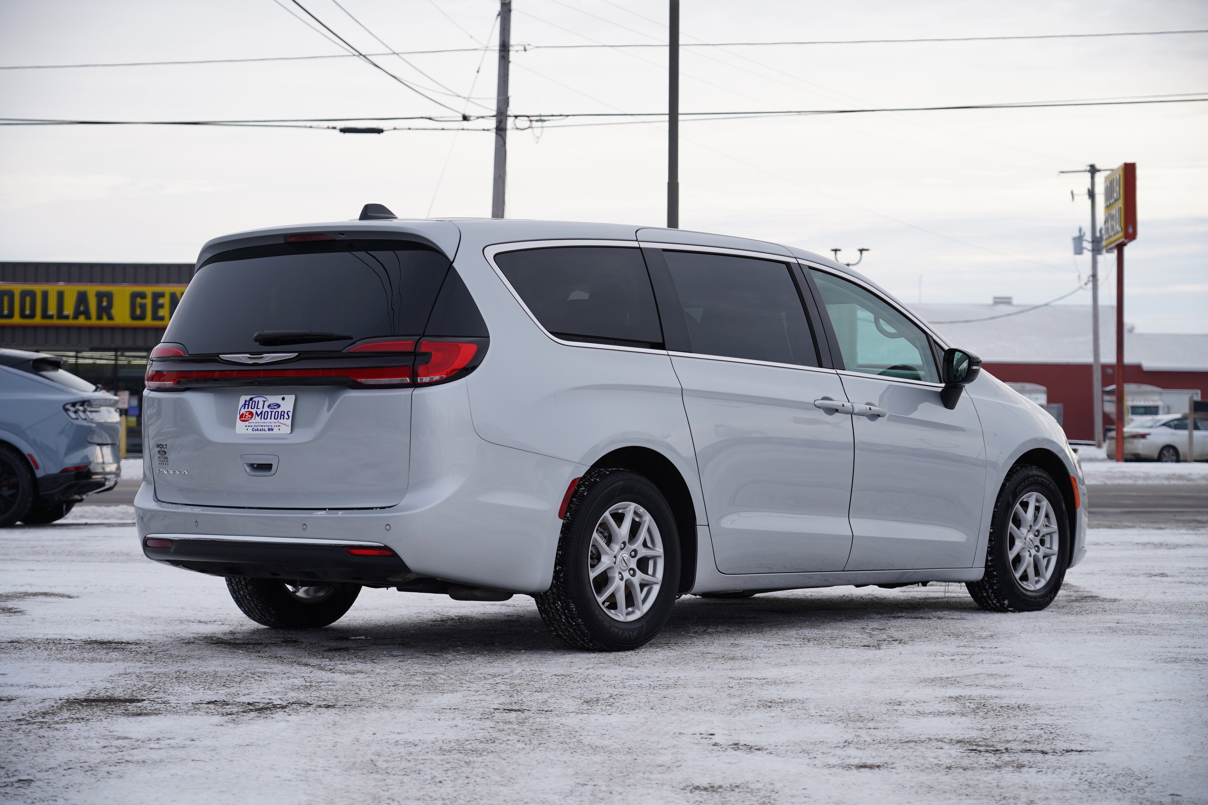 Used 2024 Chrysler Pacifica Touring-L FWD image 3