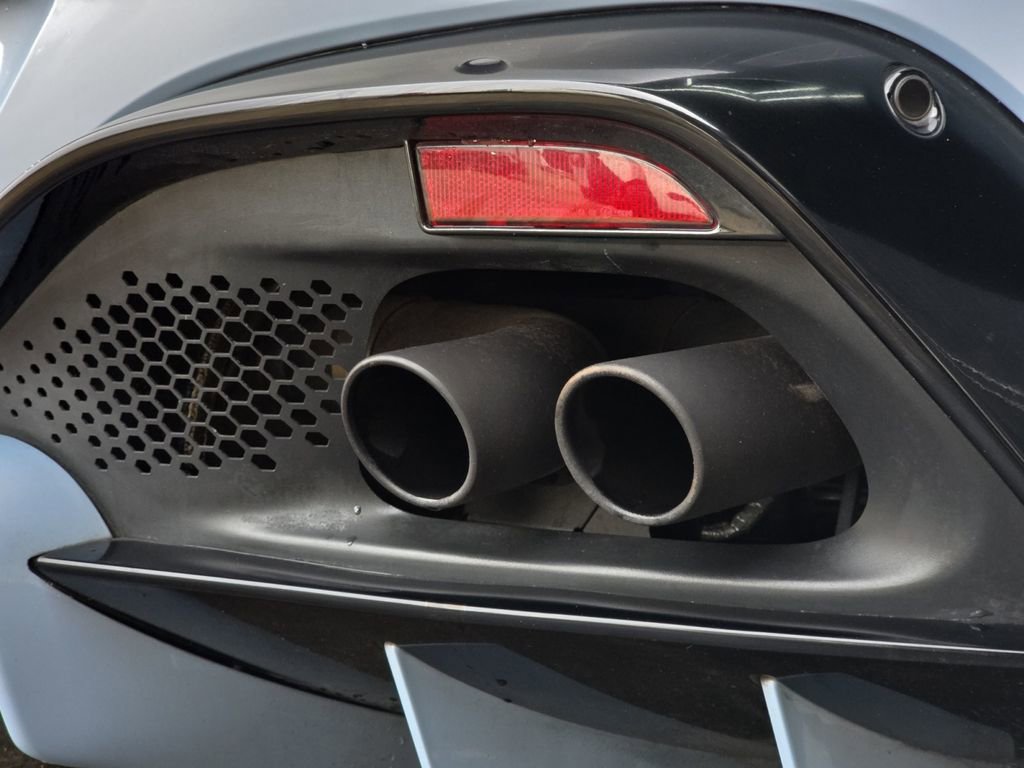 Used 2020 Aston Martin V8 Vantage Coupe image 32