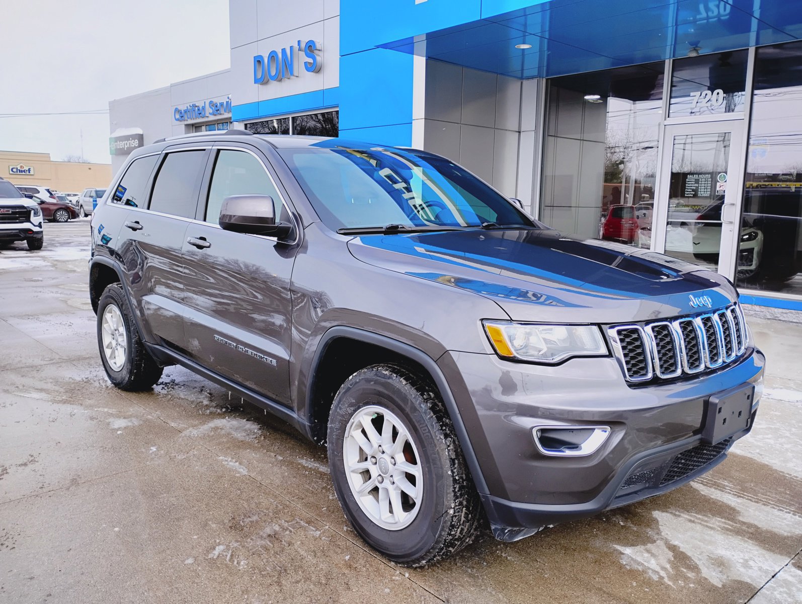 Used 2020 Jeep Grand Cherokee Laredo image 3