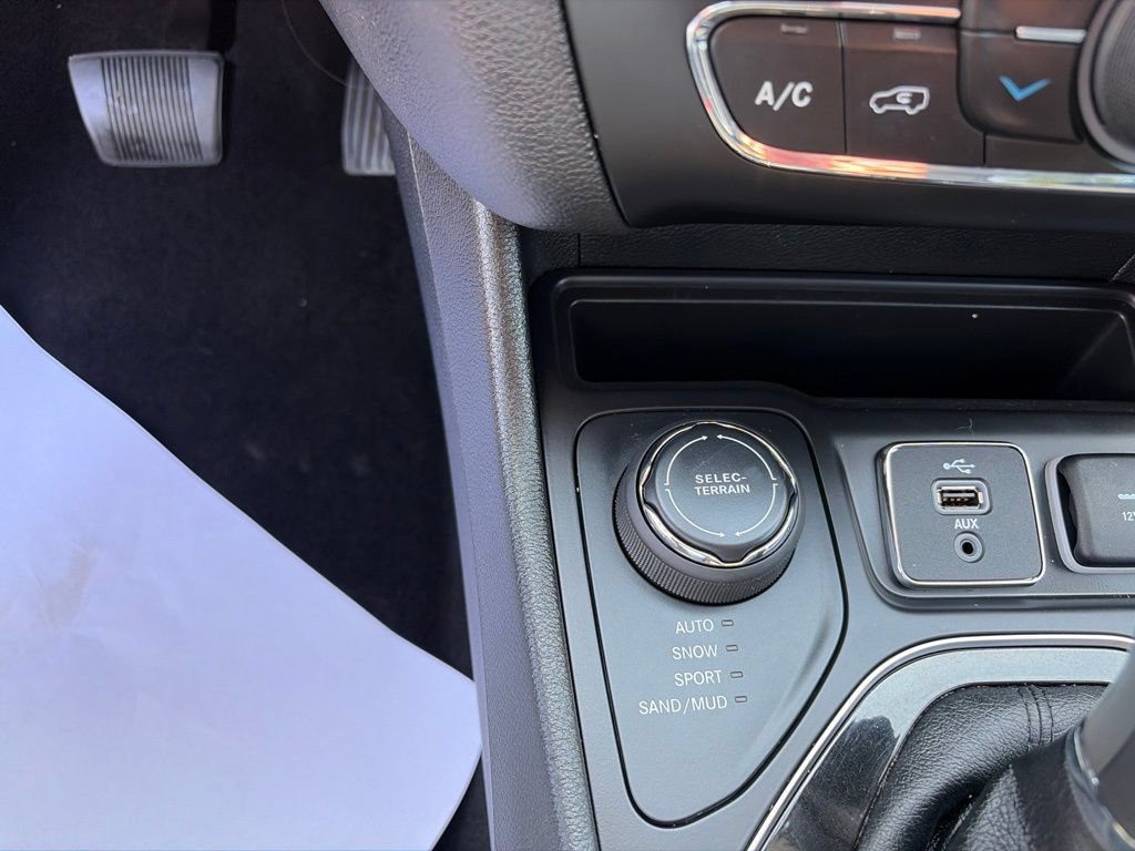 Used 2019 Jeep Cherokee Limited AWD/4WD image 30