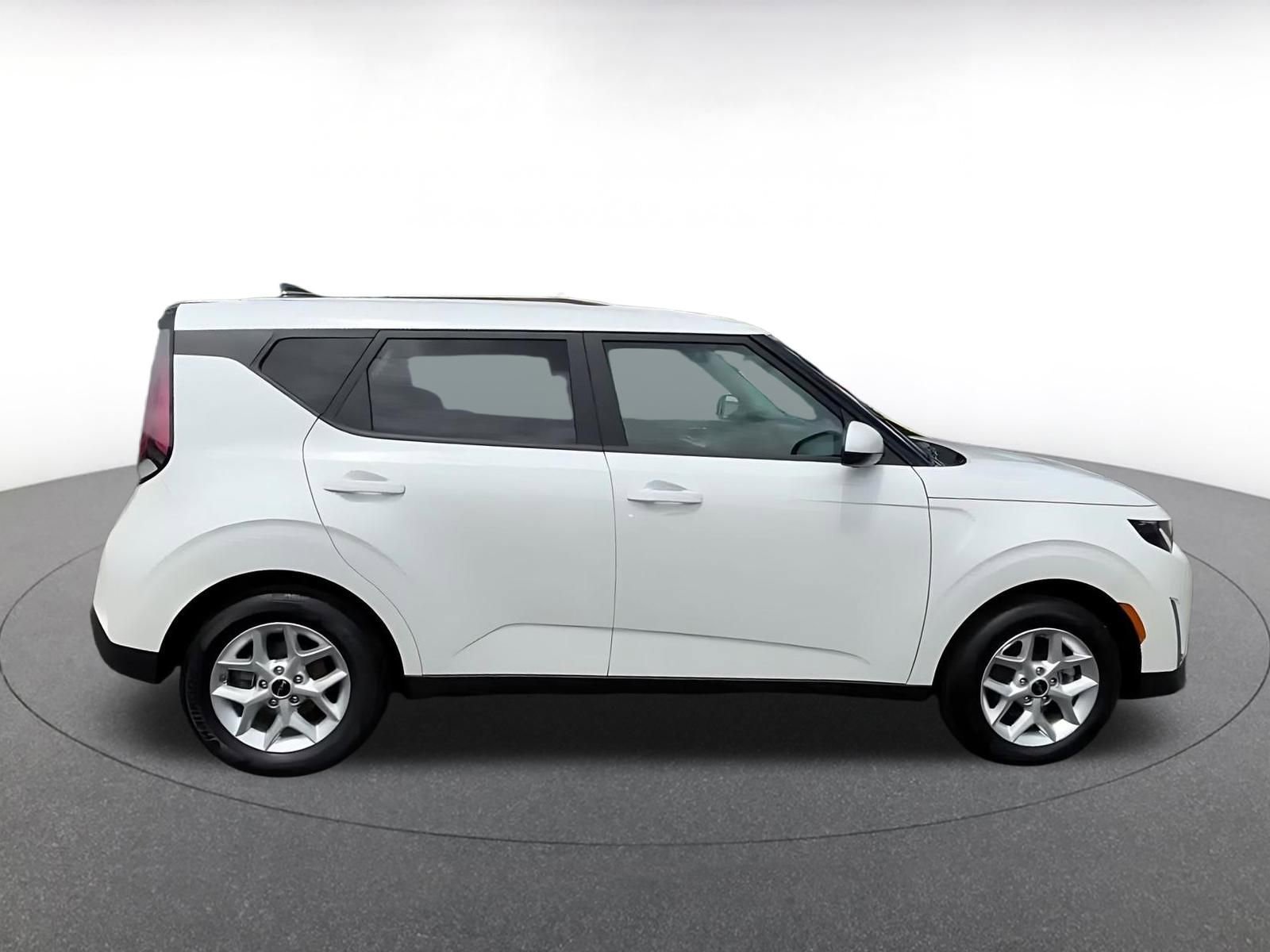Used 2025 Kia Soul LX w/ LX Technology Package FWD image 16