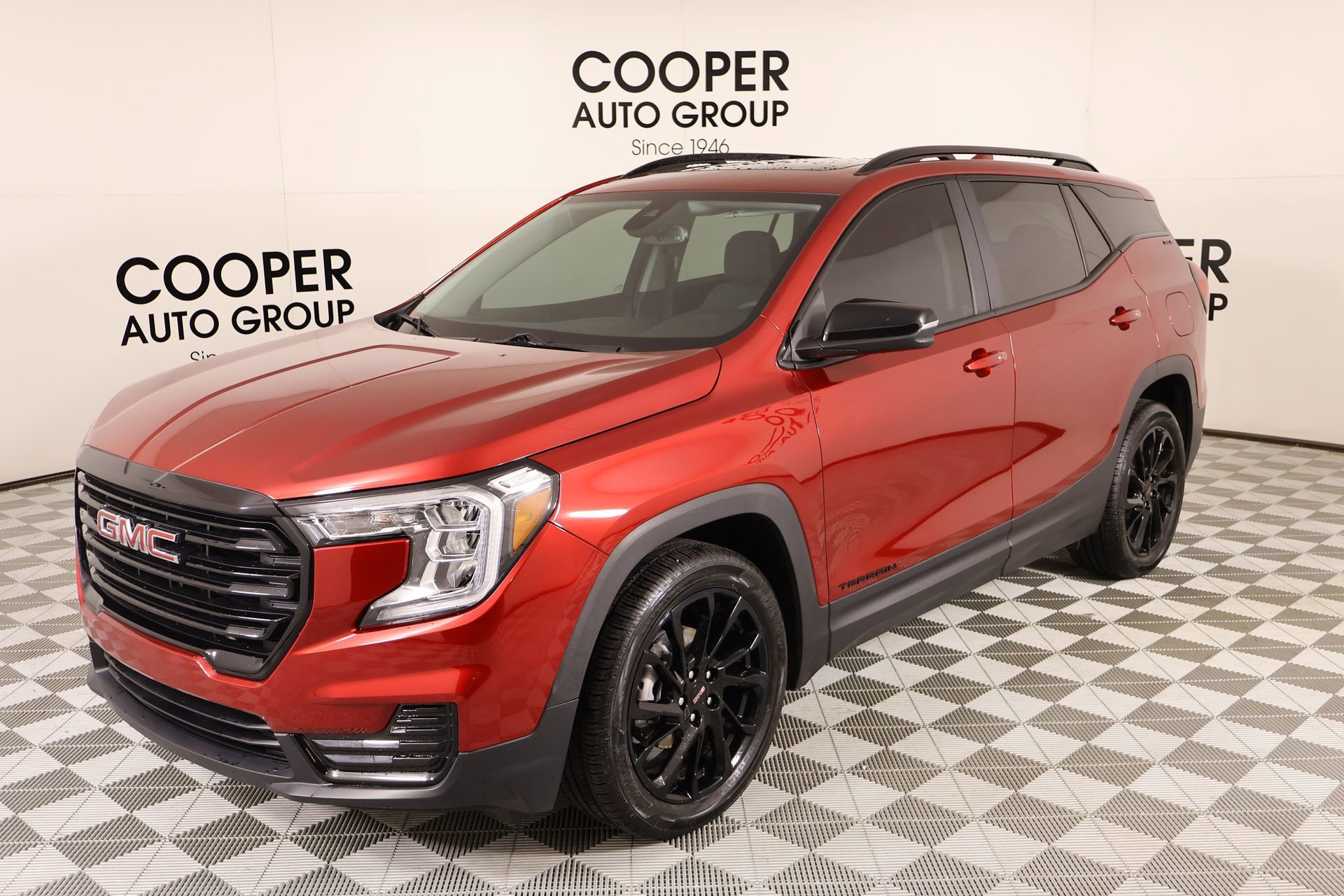 Used 2024 GMC Terrain SLE w/ Driver Convenience Package image 9