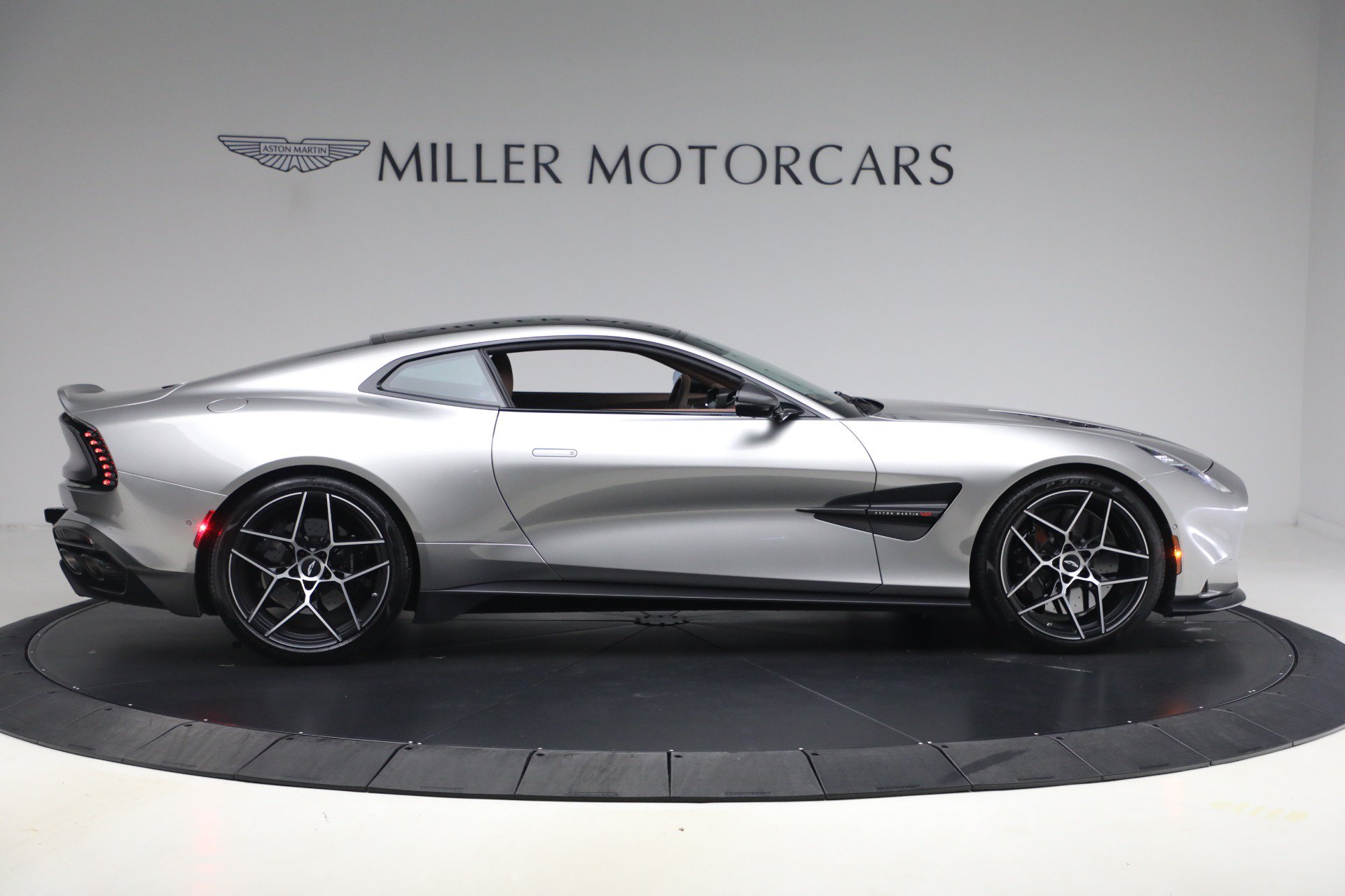 Used 2025 Aston Martin Vanquish RWD image 9