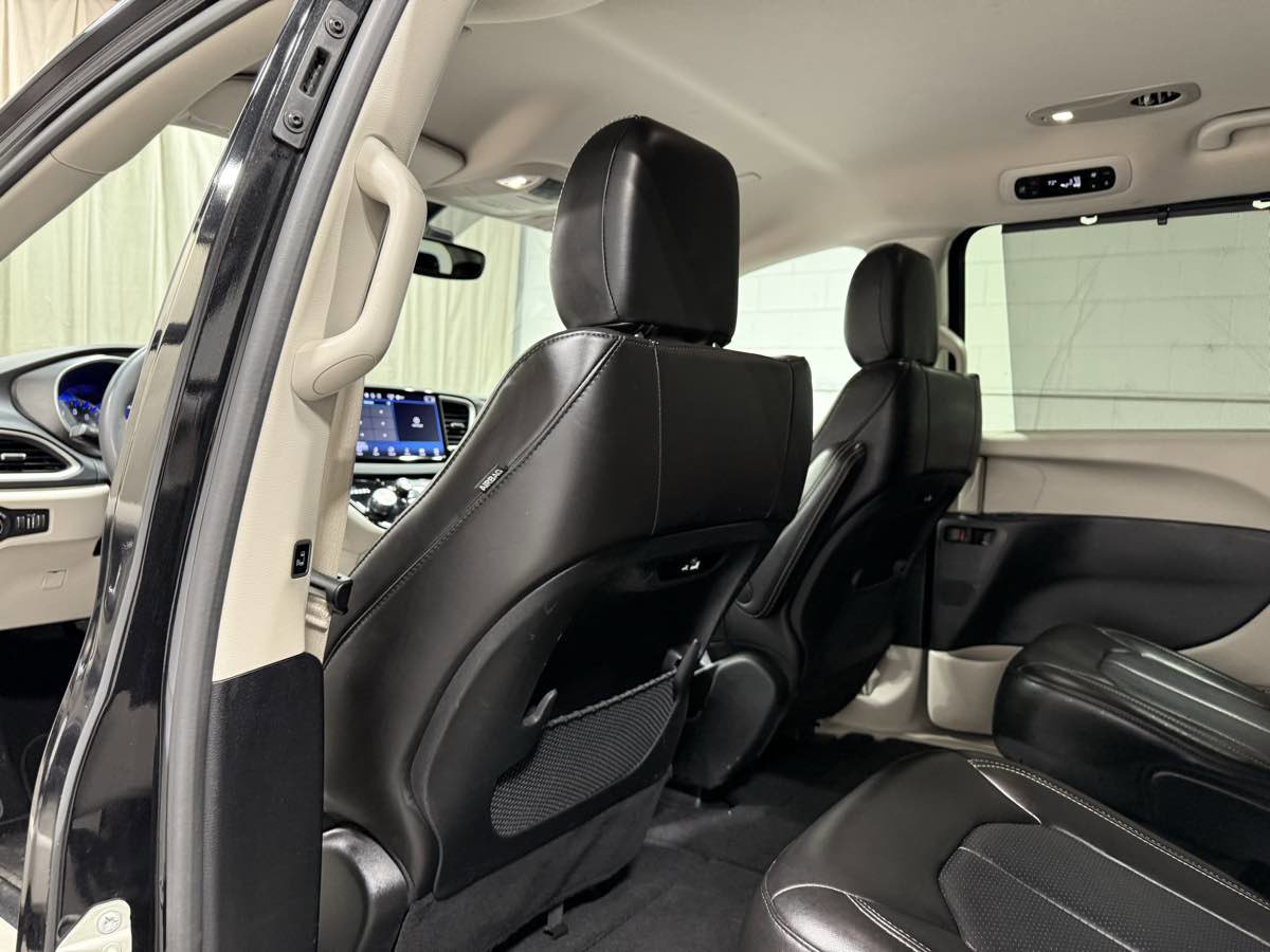 Used 2023 Chrysler Pacifica Touring-L image 15