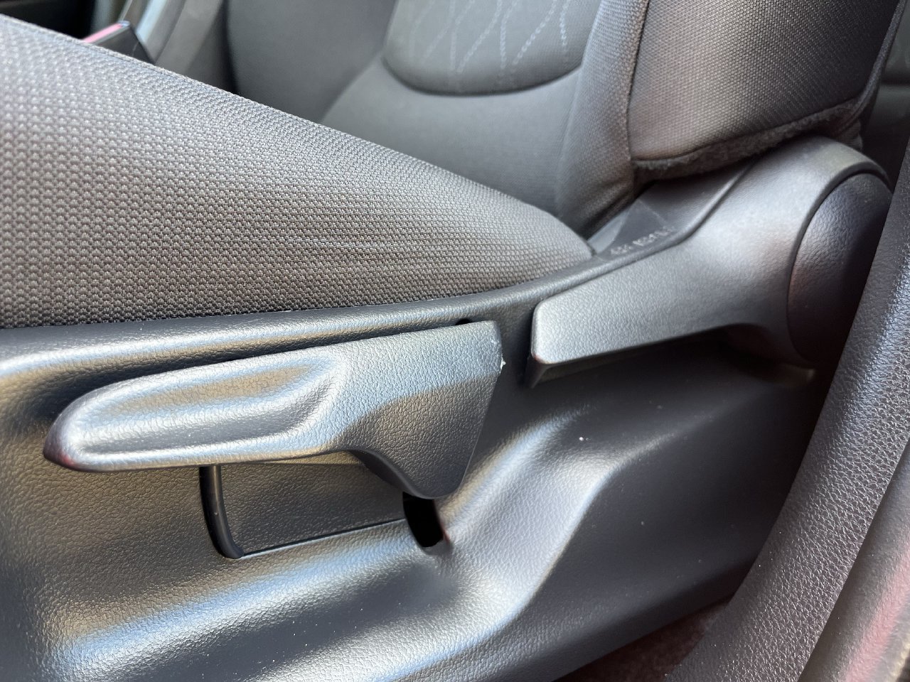 Used 2025 Toyota Corolla Cross LE FWD image 23