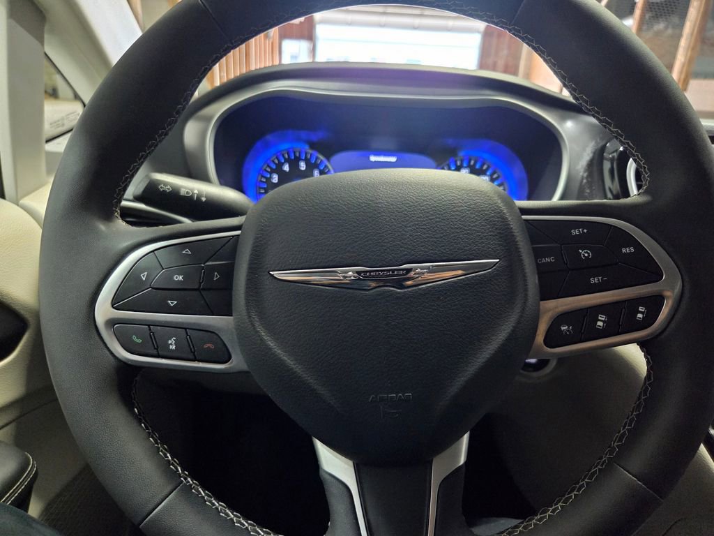 Used 2023 Chrysler Pacifica Touring-L image 20