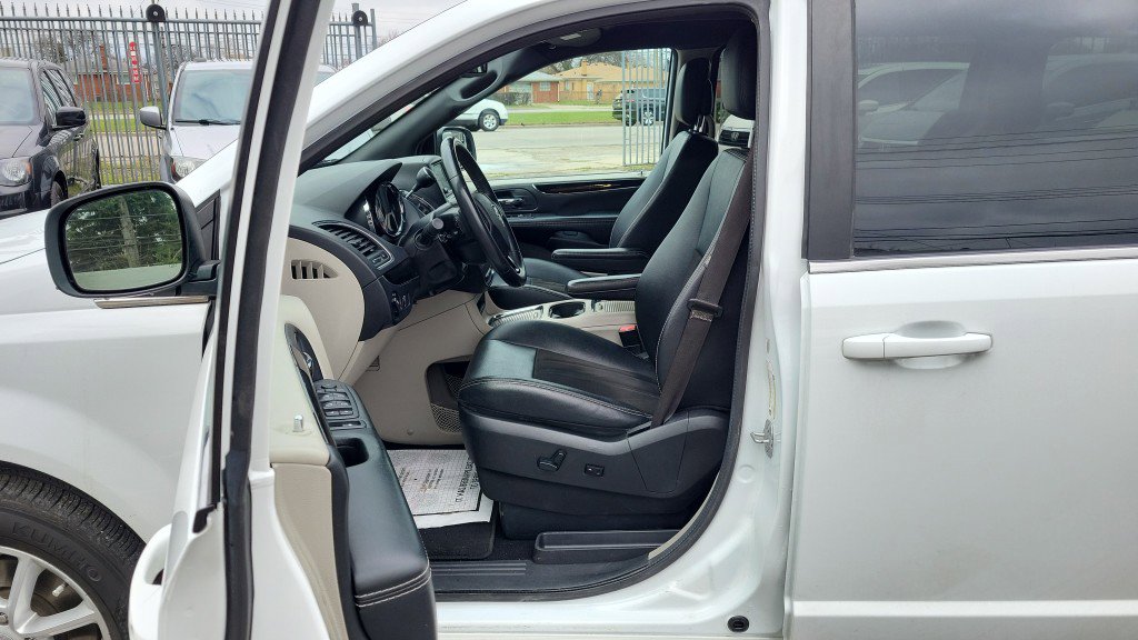 Used 2019 Dodge Grand Caravan SXT image 18