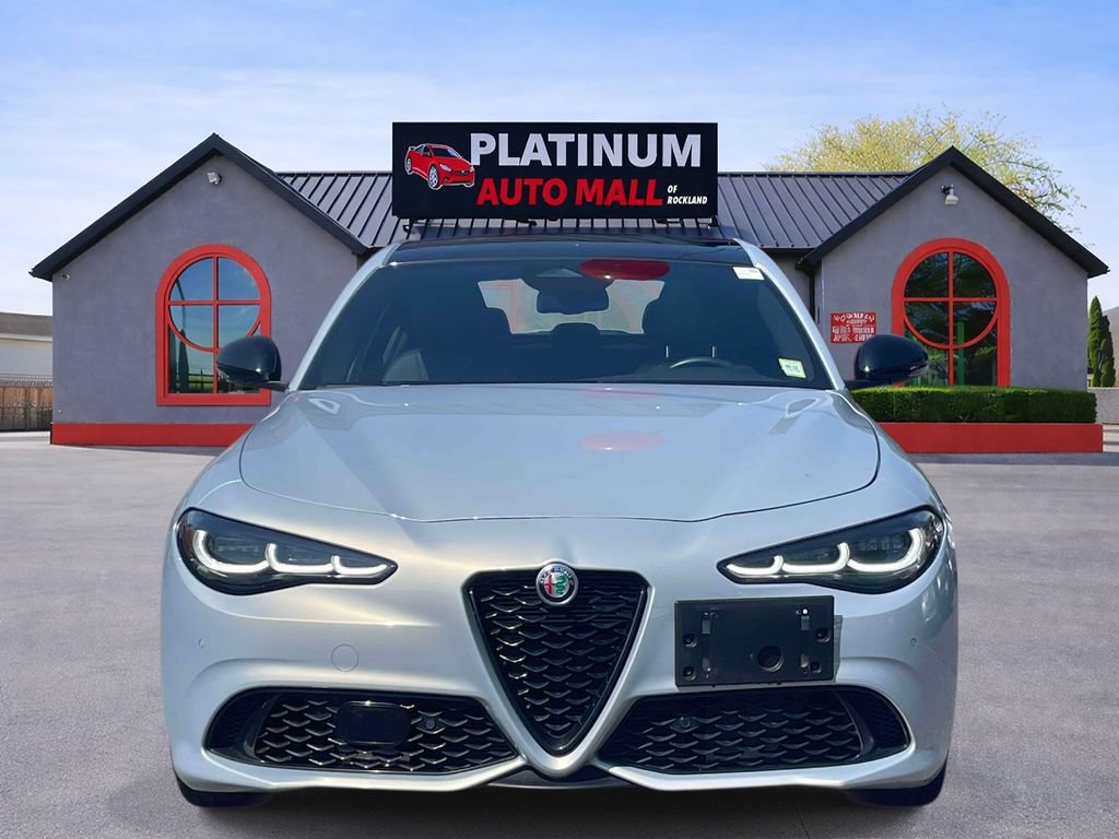Used 2025 Alfa Romeo Giulia AWD image 2