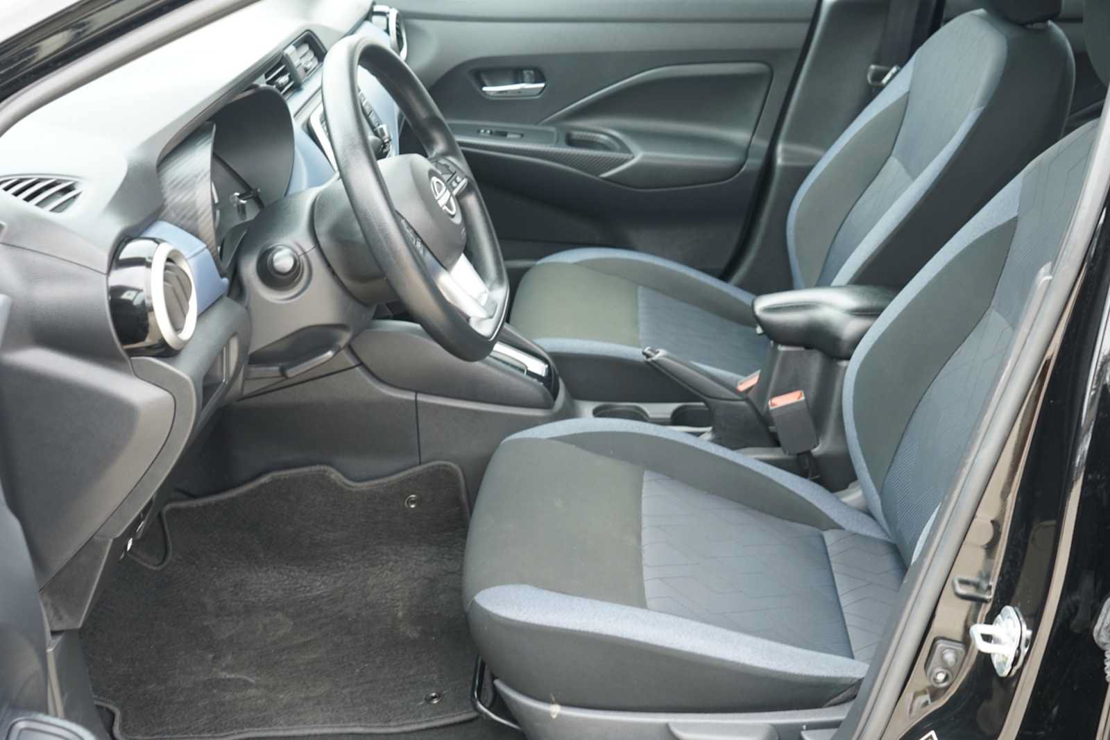 Used 2025 Nissan Versa SV FWD image 8