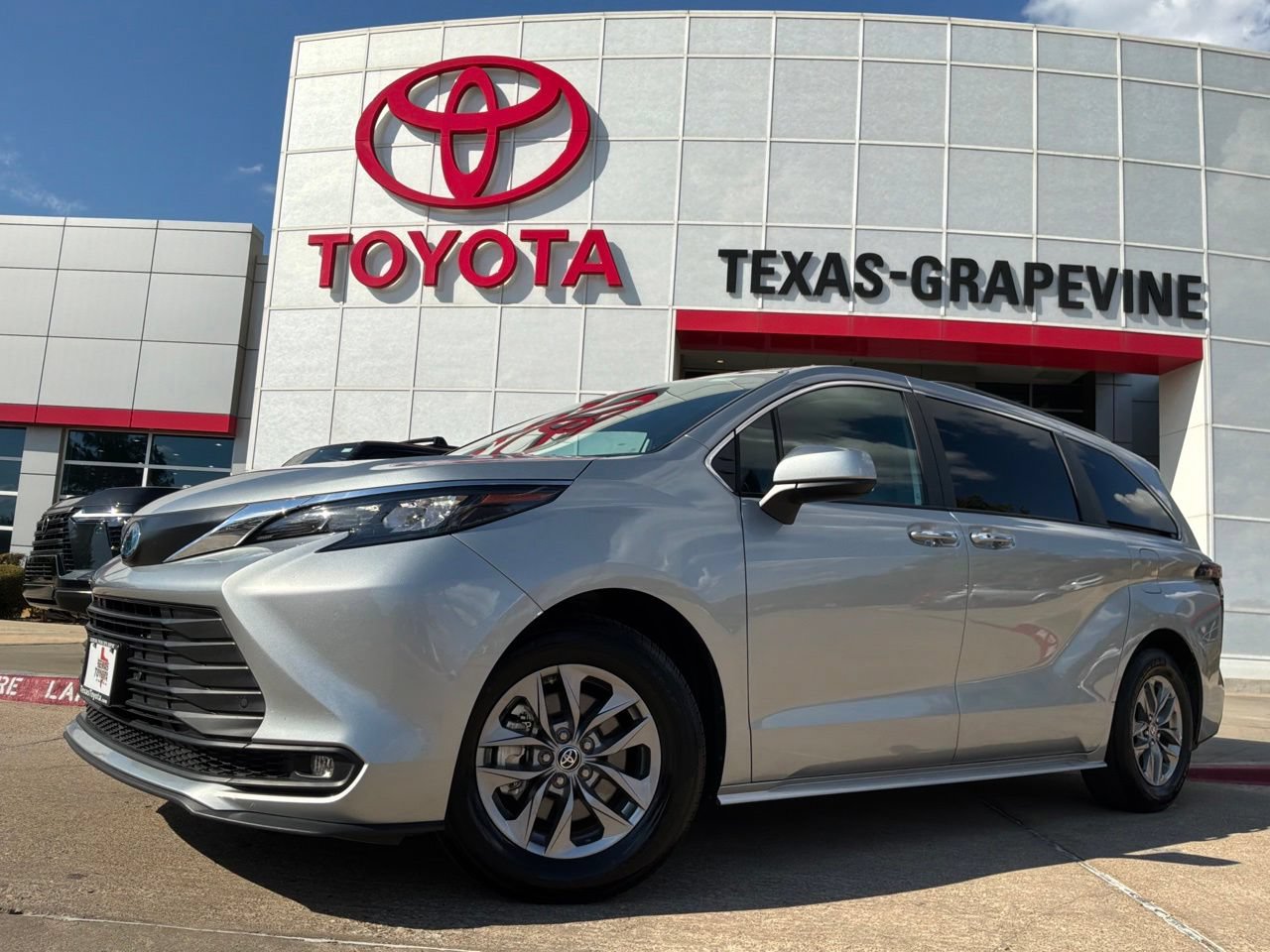 Used 2025 Toyota Sienna XLE FWD image 2