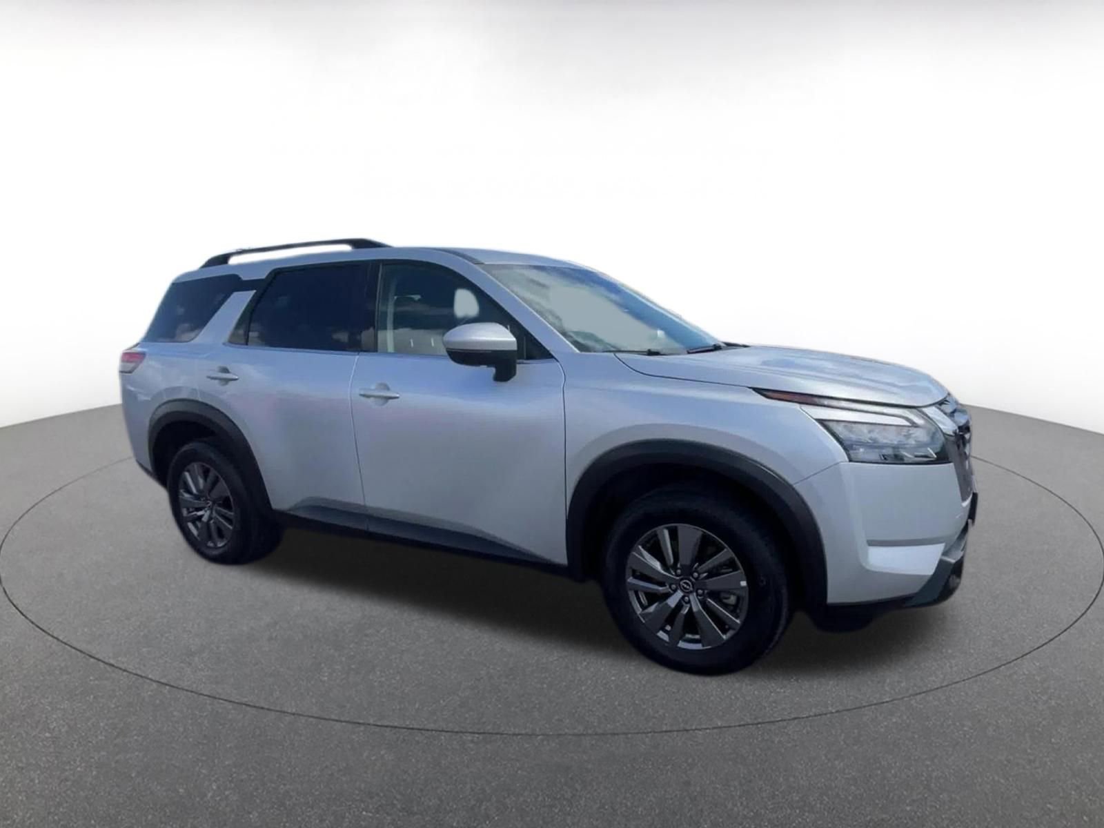 Used 2024 Nissan Pathfinder SV FWD image 2