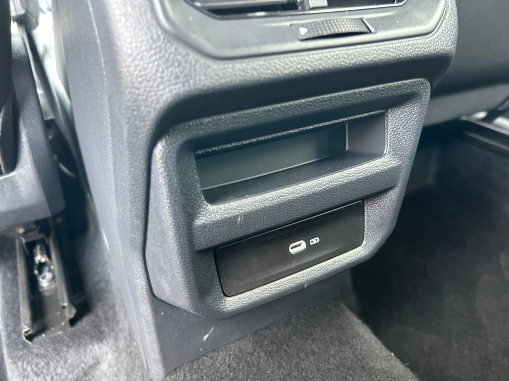 Used 2025 Volkswagen Taos SE AWD/4WD image 35