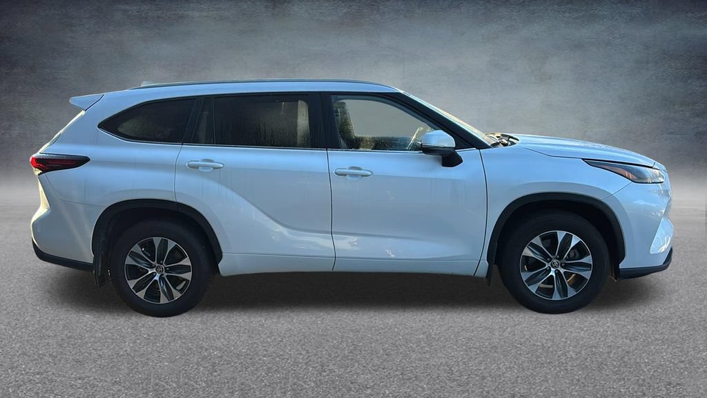 Used 2025 Toyota Highlander XLE AWD/4WD image 30