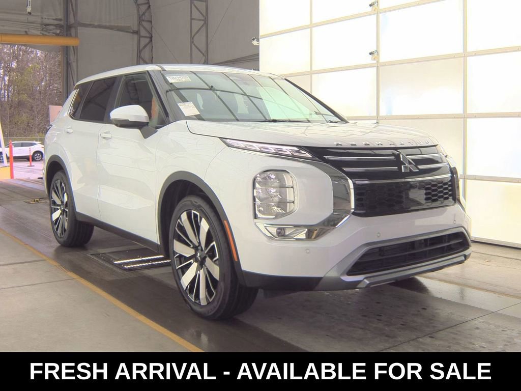 Used 2025 Mitsubishi Outlander SE image 16