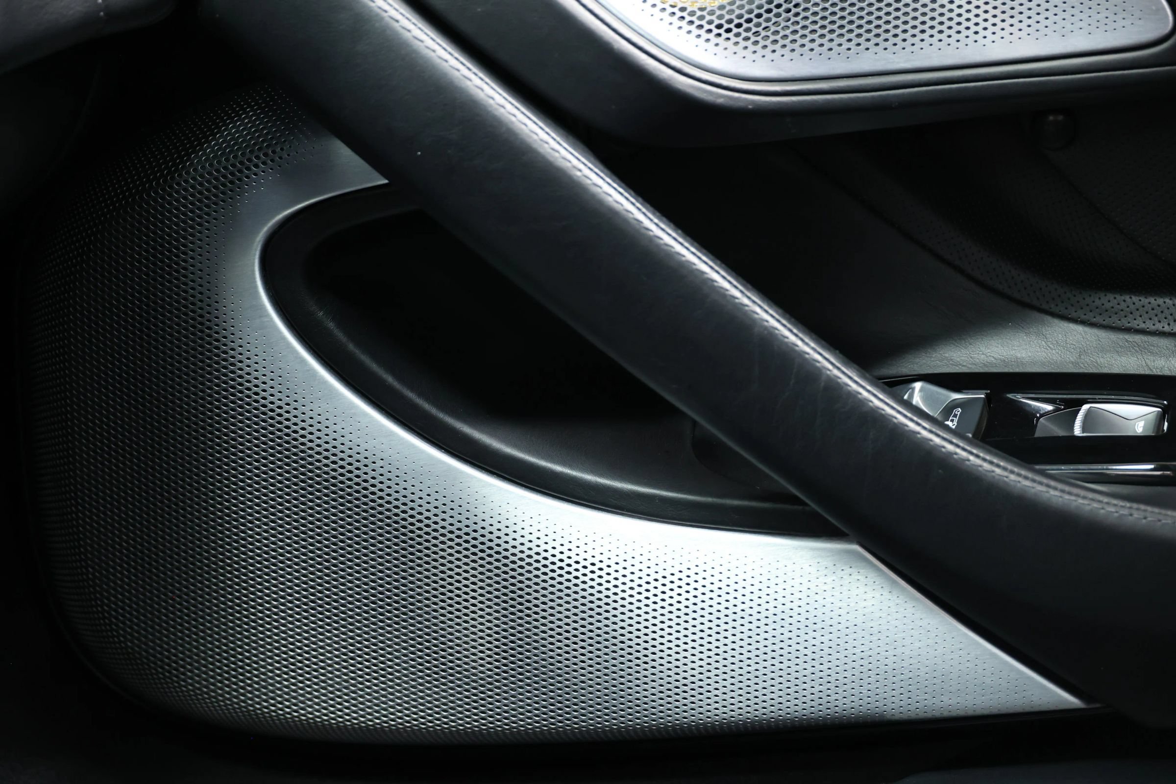 Used 2021 McLaren GT RWD image 18