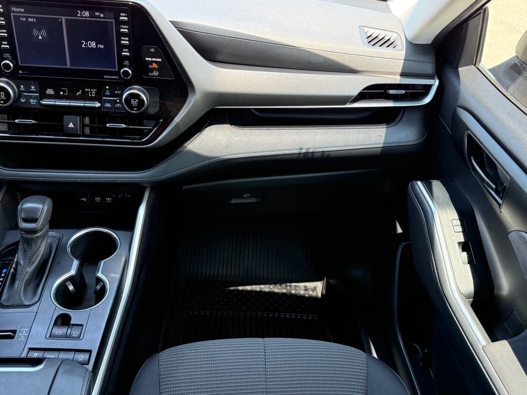 Used 2020 Toyota Highlander L FWD image 15